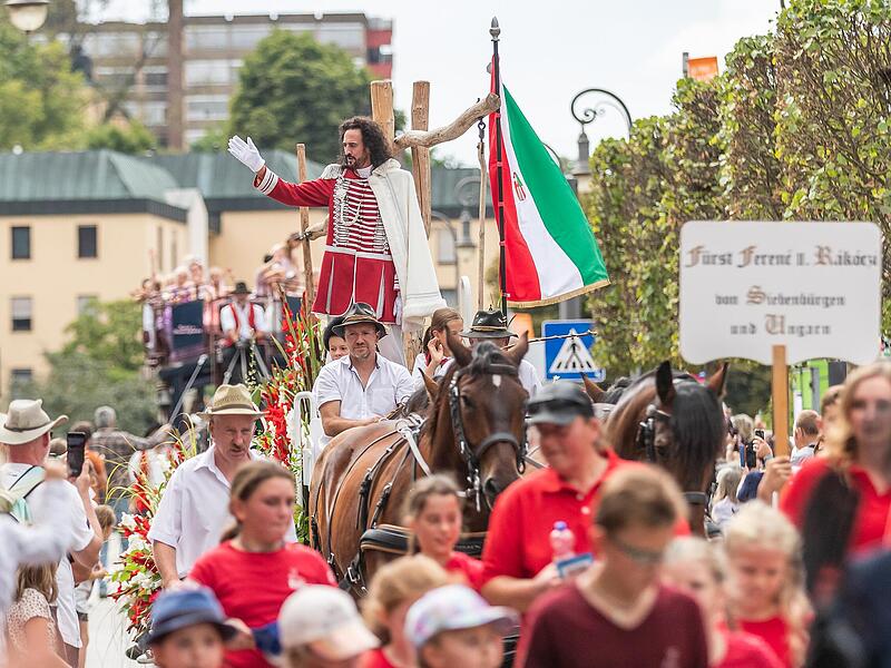 F&uuml;r den gro&szlig;en Umzug beim Rakoczy-Fest ist das Wetter naturgem&auml;&szlig; entscheidend. Wie soll es 2024 werden?