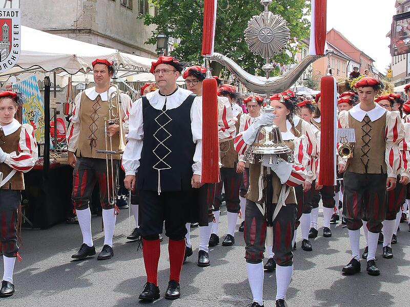Das Jugendblasorchester M&uuml;nnerstadt war beim Umzug der Heimatspielgemeinde zum Schutzengelmarkt dabei.
