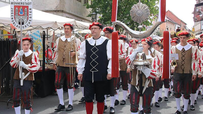 Das Jugendblasorchester Münnerstadt war beim Umzug der Heimatspielgemeinde zum Schutzengelmarkt dabei. Die jungen Musikerinnen und Musiker spielen auch beim Trachten- und Schützenzug zum Oktoberfest in München. Das Jugendblasorchester Münnerstadt war beim Umzug der Heimatspielgemeinde zum Schutzengelmarkt dabei. Die jungen Musikerinnen und Musiker spielen auch beim Trachten- und Schützenzug zum Oktoberfest in München.
