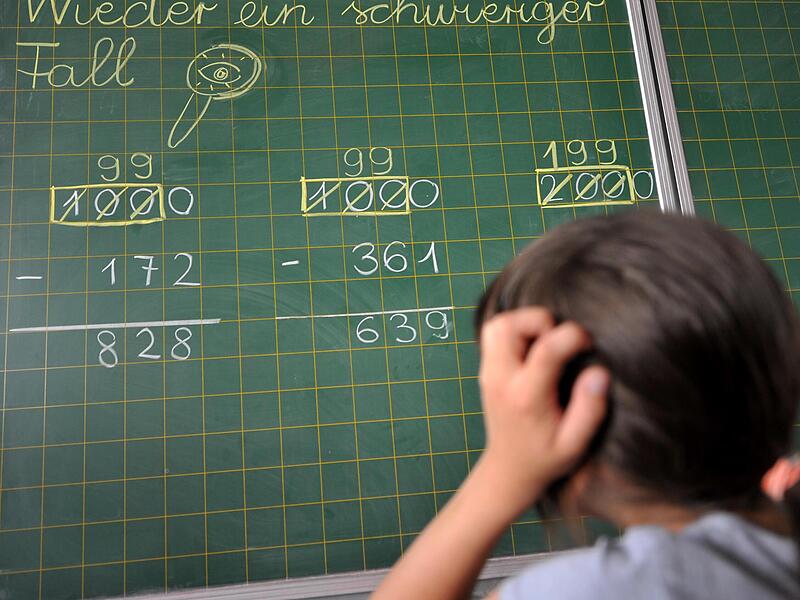 Weil Bayerns Schüler Schwächen in Mathematik haben, wurde der Stundenplan angepasst – vielerorts zu Lasten des Musikunterrichts. Weil Bayerns Schüler Schwächen in Mathematik haben, wurde der Stundenplan angepasst – vielerorts zu Lasten des Musikunterrichts.