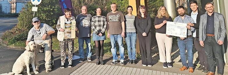 Sie freuen sich &uuml;ber die Spende: Janette He&szlig; (Ergotherapeutin Diakonie, 4. von links), Jennifer Stanton (Leitung Tagesst&auml;tte, 6. von links), Elke Krug (Sozialer Dienst Diakonie Schweinfurt, 8. von links), Johannes Ruopp (Priester Neuapostolische K...