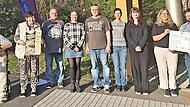 Sie freuen sich &uuml;ber die Spende: Janette He&szlig; (Ergotherapeutin Diakonie, 4. von links), Jennifer Stanton (Leitung Tagesst&auml;tte, 6. von links), Elke Krug (Sozialer Dienst Diakonie Schweinfurt, 8. von links), Johannes Ruopp (Priester Neuapostolische K...