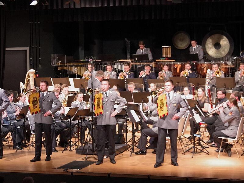 Das Ausbildungsmusikkorps der Bundewehr begeisterte auch bei seinem vierten Gastspiel im Kreiskulturraum.