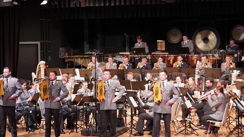 Das Ausbildungsmusikkorps der Bundewehr begeisterte auch bei seinem vierten Gastspiel im Kreiskulturraum.