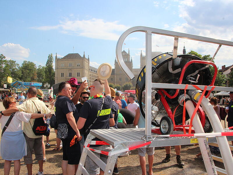 Herrliche Abk&uuml;hlung beim Samba-Festival - der Coburger Feuerwehr sei Dank