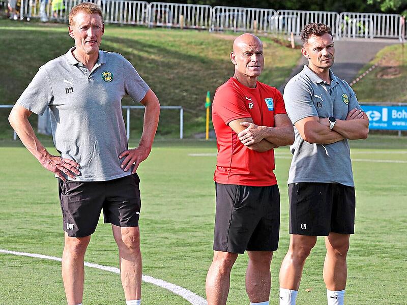 Neues Gesicht im Trainerteam der DJK Don Bosco Bamberg: Udo Prell (Mitte) steht k&uuml;nftig neben Torwarttrainer Dieter Mark (links) und Cheftrainer Carsten N&uuml;&szlig;lein an der Seitenlinie.sportpress