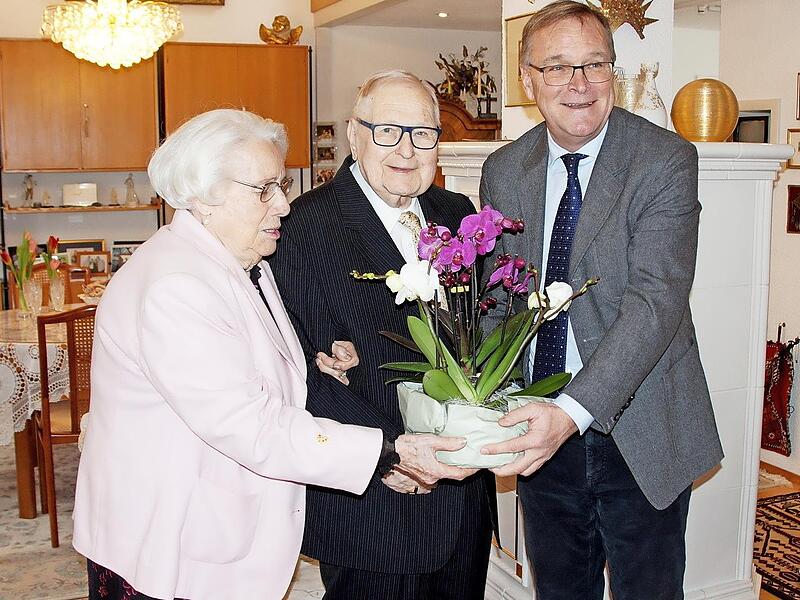 Zum 65. Ehejubil&auml;um von Magdalena und Edgar Sitzmann (Mitte) gratulierte Bambergs Oberb&uuml;rgermeister Andreas Starke (r.).
