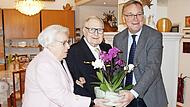 Zum 65. Ehejubil&auml;um von Magdalena und Edgar Sitzmann (Mitte) gratulierte Bambergs Oberb&uuml;rgermeister Andreas Starke (r.).