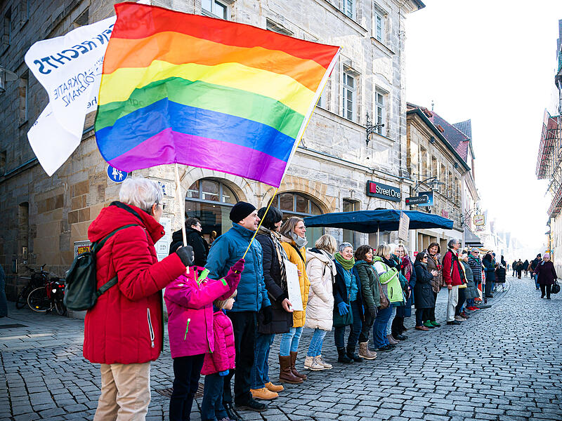 Die sch&ouml;nsten Impressionen von der Menschenkette der Omas gegen Rechts am 8. Februar in Forchheim.