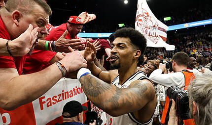 So sehen Pokalfinalisten aus: Ibi Watson feiert mit den Fans den Finaleinzug. So sehen Pokalfinalisten aus: Ibi Watson feiert mit den Fans den Finaleinzug.