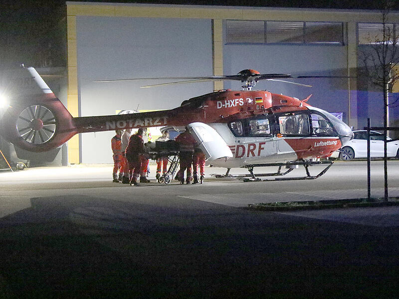 In der Nacht ist in Sonnefeld ein Brand ausgebrochen.  Viele Rettungskr&auml;fte r&uuml;ckten aus, auch ein Heli.