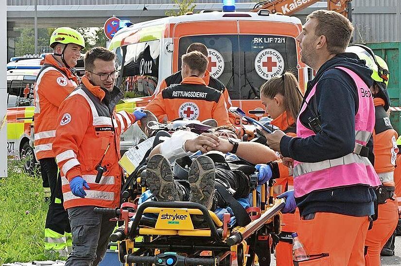 Die Einsatzkräfte versorgten bei der Großübung zahlreiche Verletzte.