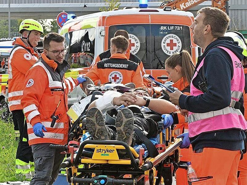 Die Einsatzkräfte versorgten bei der Großübung zahlreiche Verletzte.