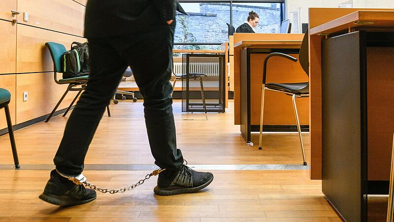 Zum Prozess vor dem Landgericht Würzburg kam der Angeklagte mit einer Fußfessel.