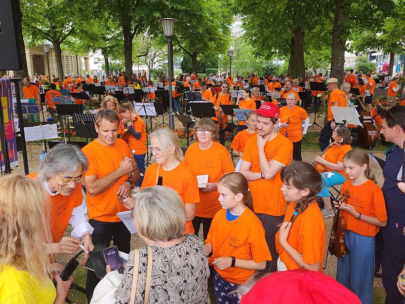 Star zum Anfassen: W&auml;hrend der Pause nimmt sich Kent Nagano Zeit f&uuml;r die Musikerinnen und Musiker.