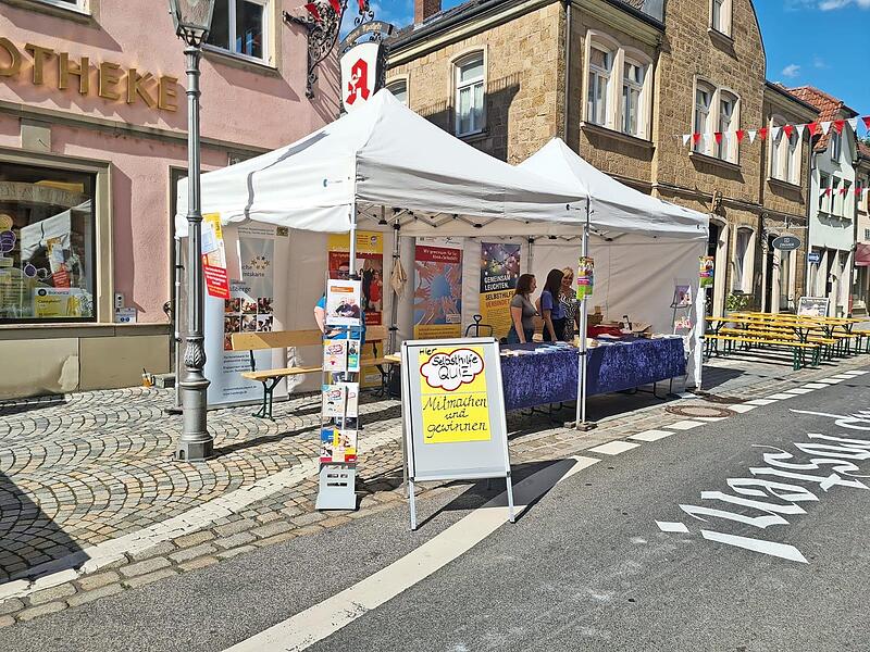 Das Gesundheitsamt Ha&szlig;berge beteiligt sich an der Ha&szlig;furter Langen Nacht am 3. Juli. Unser Bild zeigt den Stand der Kontakt- und Informationsstelle f&uuml;r Selbsthilfe, die sich schon im vergangenen Jahr an der Veranstaltung beteiligt hat.