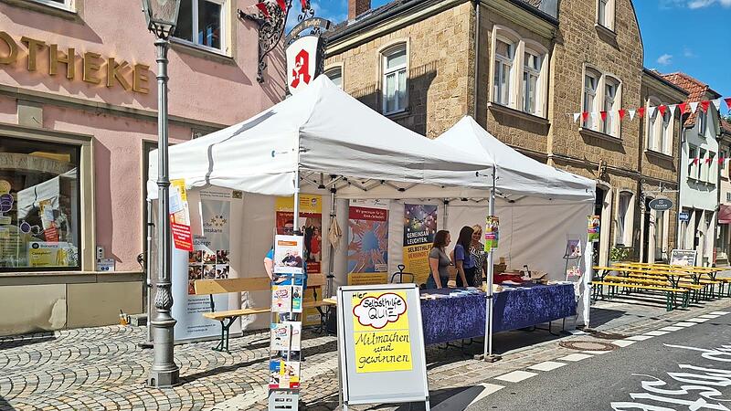 Das Gesundheitsamt Haßberge beteiligt sich an der Haßfurter Langen Nacht am 3. Juli. Unser Bild zeigt den Stand der Kontakt- und Informationsstelle für Selbsthilfe, die sich schon im vergangenen Jahr an der Veranstaltung beteiligt hat. Das Gesundheitsamt Haßberge beteiligt sich an der Haßfurter Langen Nacht am 3. Juli. Unser Bild zeigt den Stand der Kontakt- und Informationsstelle für Selbsthilfe, die sich schon im vergangenen Jahr an der Veranstaltung beteiligt hat.