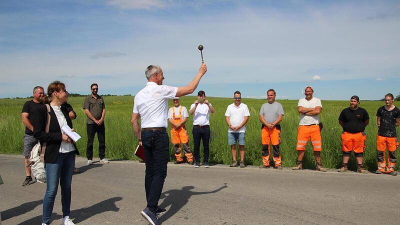 Pastoralreferent Dirk Rudolph hat das sanierte Kernweg-Teilstück gesegnet; mit im Bild auch die Mitarbeiter der Firma Stolz, die den Straßenabschnitt gebaut haben.