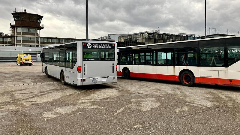 Die Airport-Busse warten startbereit auf den langen Weg in die Ukraine. Inzwischen sind sie unterwegs, Thilo Köppe fährt einen von ihnen. Die Airport-Busse warten startbereit auf den langen Weg in die Ukraine. Inzwischen sind sie unterwegs, Thilo Köppe fährt einen von ihnen.