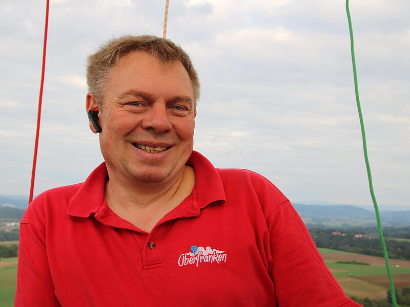 Axel Emersleben von Überfranken bietet Ballonfahrten über die Landschaft Frankens hinweg an.