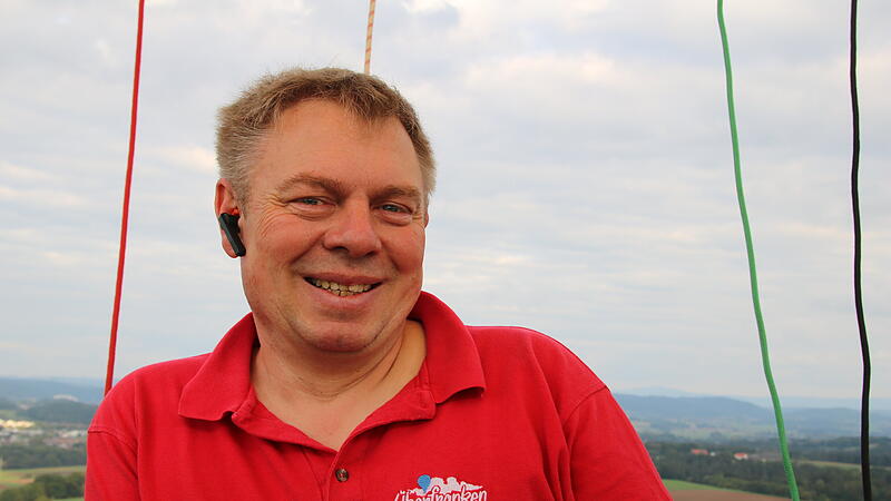 Axel Emersleben von &Uuml;berfranken bietet Ballonfahrten &uuml;ber die Landschaft Frankens hinweg an.