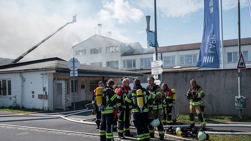 Großbrand in Wunsiedel - Polizei warnt vor giftigem Rauch Großbrand in Wunsiedel - Polizei warnt vor giftigem Rauch