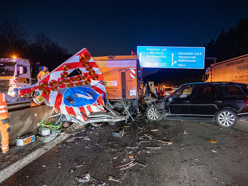 Land Rover kracht in Warnanh&auml;nger: Fahrer mittelschwer verletzt &ndash; Mindestens 100.000 Euro SchadenLandrover Warnanh&auml;nger A3
