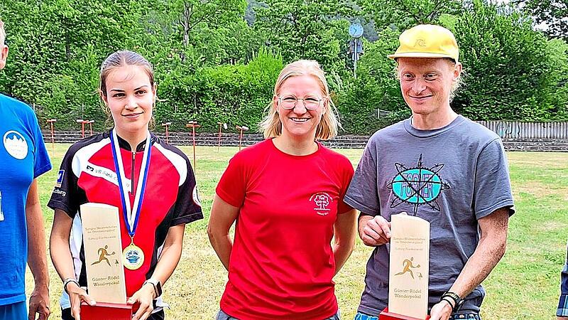 Die Preisträger Antonia Jacobi und Daniel Eckardt (mit Pokal) mit Johanna Knauer, Jörg Schnappauf (links) und Pokalstifter Günter Rödel (rechts). Ruth Bock Die Preisträger Antonia Jacobi und Daniel Eckardt (mit Pokal) mit Johanna Knauer, Jörg Schnappauf (links) und Pokalstifter Günter Rödel (rechts). Ruth Bock