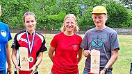 Die Preisträger Antonia Jacobi und Daniel Eckardt (mit Pokal) mit Johanna Knauer, Jörg Schnappauf (links) und Pokalstifter Günter Rödel (rechts). Ruth Bock Die Preisträger Antonia Jacobi und Daniel Eckardt (mit Pokal) mit Johanna Knauer, Jörg Schnappauf (links) und Pokalstifter Günter Rödel (rechts). Ruth Bock