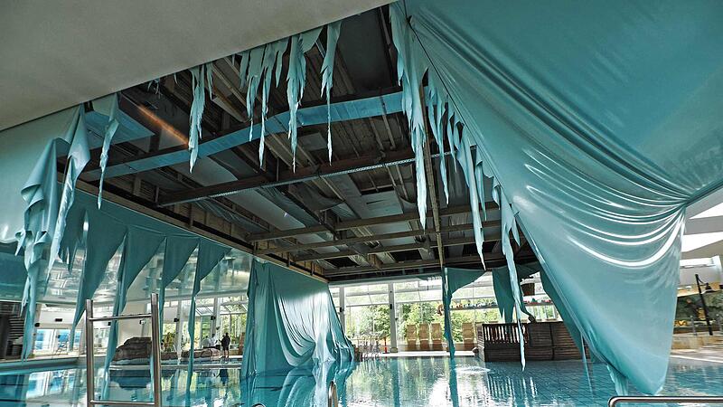 Hallenbad Neustadt: Dach-Folie st&uuml;rzt ab wegen Feuchtigkeit