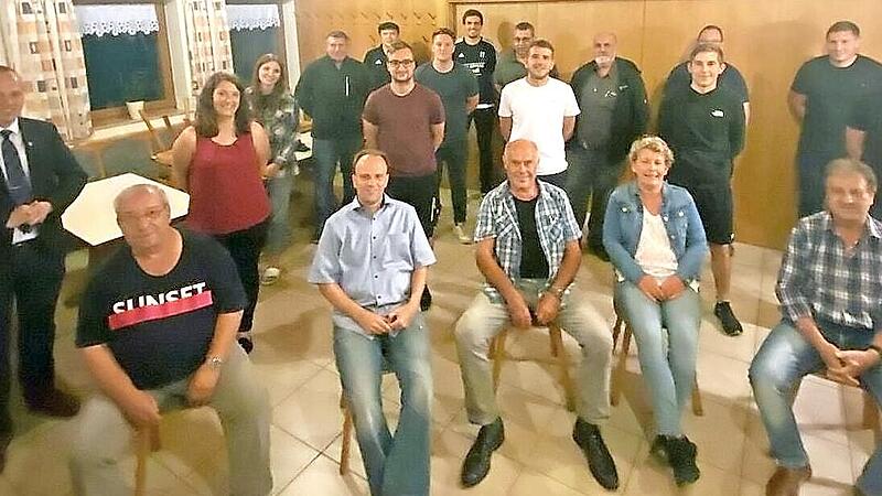 Die verj&uuml;ngte Vorstandsmannschaft des SC Rennsteig Steinbach am Wald mit B&uuml;rgermeister Thomas L&ouml;ffler (links) und dem neuen Vorsitzenden Klaus Neubauer (Mitte, sitzend)