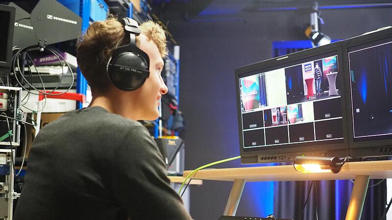 Matteo Dohnalek demonstriert, wie die Technik im neuen  Aufnahmestudio von nectv  funktioniert.