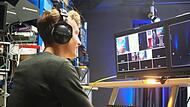 Matteo Dohnalek demonstriert, wie die Technik im neuen  Aufnahmestudio von nectv  funktioniert.