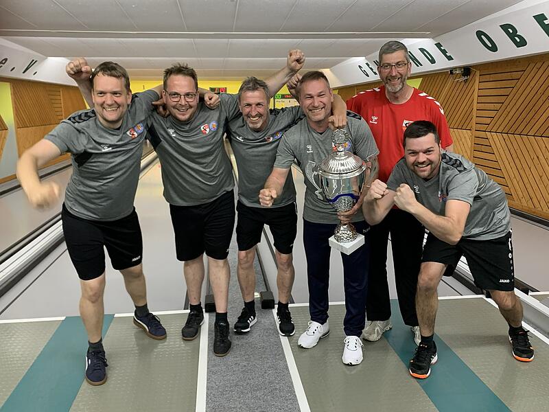 Das Siegerteam (von links): Jonas Beutling, Andre Birner, Holger B&ouml;hnlein, Heiko Schneider, Martin Finger; hinten Philipp Voit (1. Vorsitzender Keglerverein Ha&szlig;berge/Steigerwald).