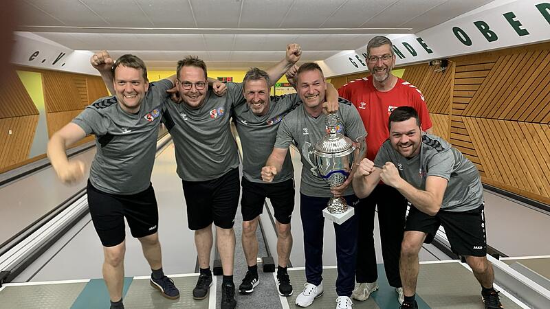 Das Siegerteam (von links): Jonas Beutling, Andre Birner, Holger B&ouml;hnlein, Heiko Schneider, Martin Finger; hinten Philipp Voit (1. Vorsitzender Keglerverein Ha&szlig;berge/Steigerwald).