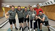 Das Siegerteam (von links): Jonas Beutling, Andre Birner, Holger B&ouml;hnlein, Heiko Schneider, Martin Finger; hinten Philipp Voit (1. Vorsitzender Keglerverein Ha&szlig;berge/Steigerwald).