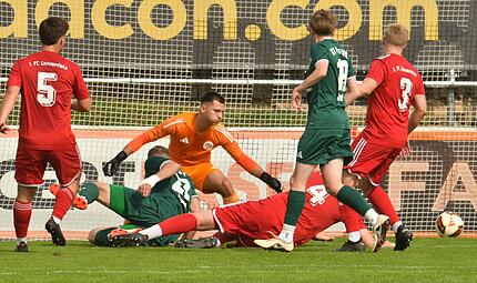 Rico Nassel trifft zum 1:0 f&uuml;r die Friesener in Lichtenfels.