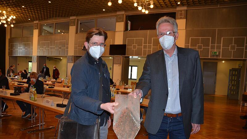 Architekt Christoph Schmidt (links) und Projektleiter J&uuml;rgen Ziegler mit einem &bdquo;Stadlinger Kirchenm&auml;uschen&ldquo; aus dem Jahr 1973. Die Ziegel auf dem Schlossdach werden nach der Dachsanierung wiederverwendet.