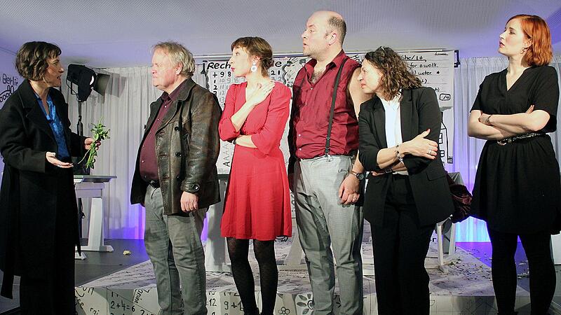 Frau M&uuml;ller (Heidi Lehnert, li.) sieht sich einer Phalanx aufgebrachter Eltern gegen&uuml;ber  (v. l):  Stephan Bach, Aline Joers, Patrick L. Schmitz, Ursula Gumbsch und Laura Mann