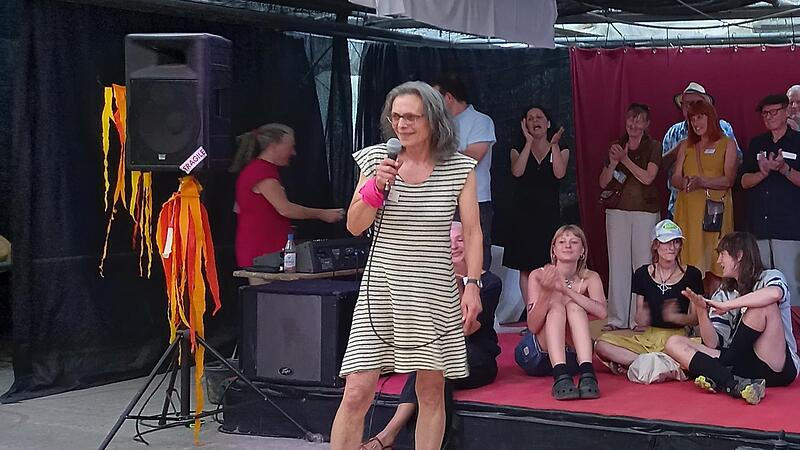 Die k&uuml;nstlerische Leiterin Mia Hochrein spricht an der Vernissage vor dem Publikum.