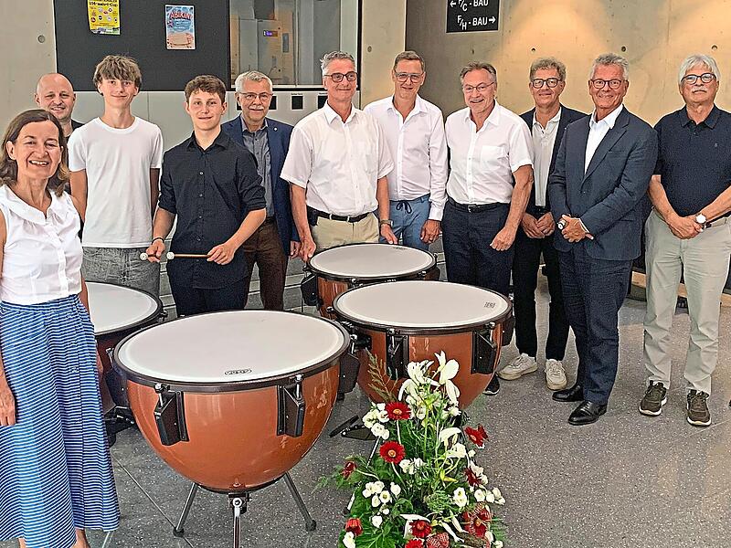 Freudige Gesichter bei der &Uuml;bergabe. Hubertus Baumann