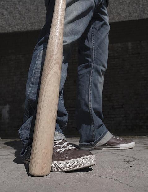 Betrunkener (37) mit Baseballschläger bedroht - starrte zwei Frauen zu lange an Betrunkener (37) mit Baseballschläger bedroht - starrte zwei Frauen zu lange an