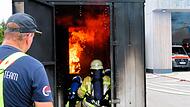 Mehr als 650 Grad Hitze: Die Einsatzkräfte bewegen sich kriechend und kniend in den Brandcontainer hinein.