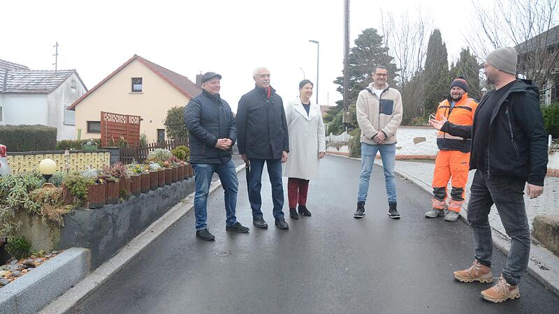 Verkehrsfreigabe für die Bonifatiusstraße mit (von links) den Stadträten Martin Bittruf und Hans Simon, Bürgermeisterin Angela Hofmann, Stadtrat Daniel Götz, Vorarbeiter Elias Hümmer und stellvertretendem TD-Leiter, Frank Rauh