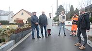 Verkehrsfreigabe für die Bonifatiusstraße mit (von links) den Stadträten Martin Bittruf und Hans Simon, Bürgermeisterin Angela Hofmann, Stadtrat Daniel Götz, Vorarbeiter Elias Hümmer und stellvertretendem TD-Leiter, Frank Rauh