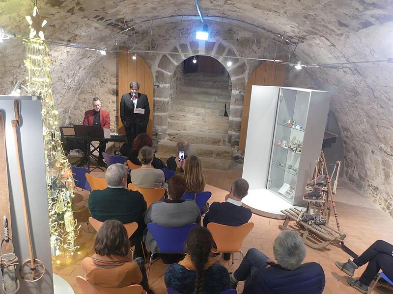 Bei der Ausstellungseröffnung im Gewölbekeller des Museums Bei der Ausstellungseröffnung im Gewölbekeller des Museums