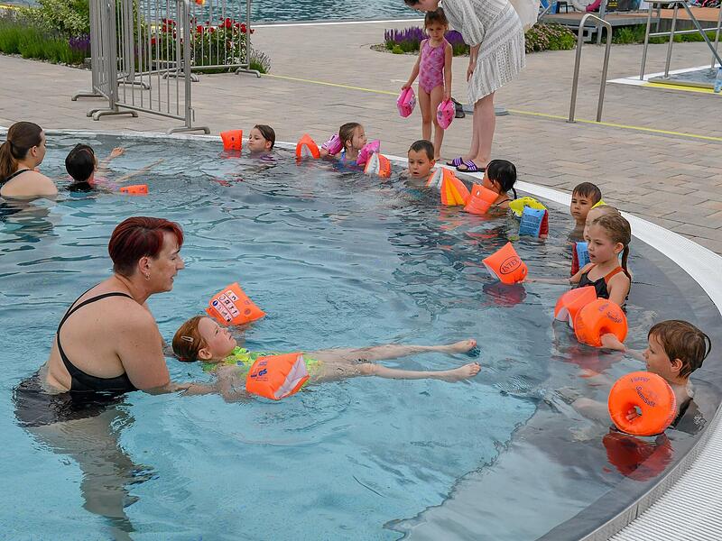 Die SchwimmtrainerInnen nehmen sich viel Zeit f&uuml;r die Kinder.Forchheim & Fr&auml;nkische Schweiz