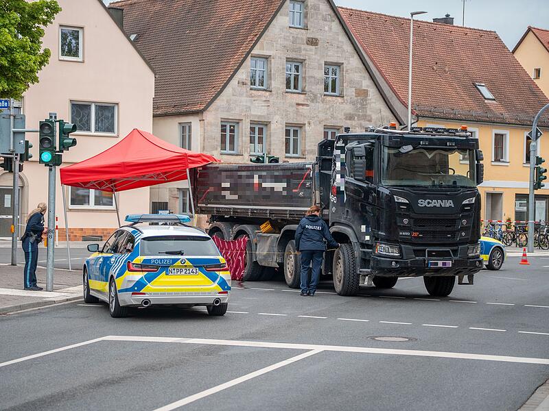 In Erlangen ist ein Lastwagen mit einem Fahrrad kollidiert: Die Radfahrerin starb  noch an der Unfallstelle.