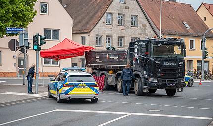 In Erlangen ist ein Lastwagen mit einem Fahrrad kollidiert: Die Radfahrerin starb  noch an der Unfallstelle.