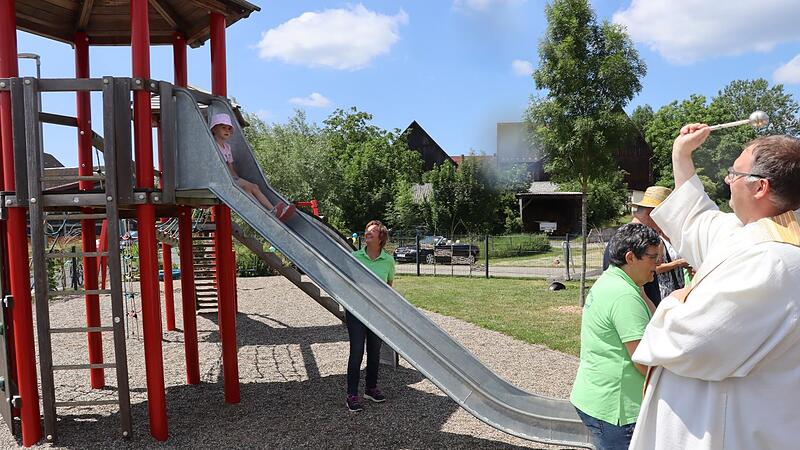 Pfarrer Christian Montag bei der Segnung des Spielplatzes in Seubersdorf.